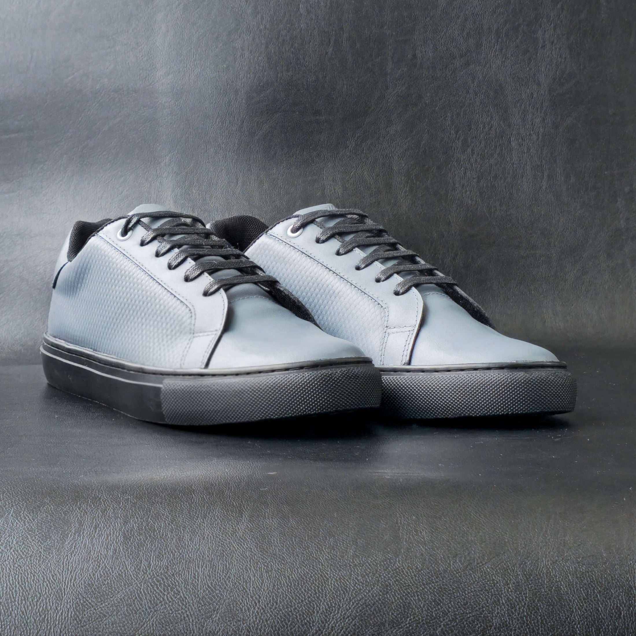 Sv Atlas cuero gris/negro.