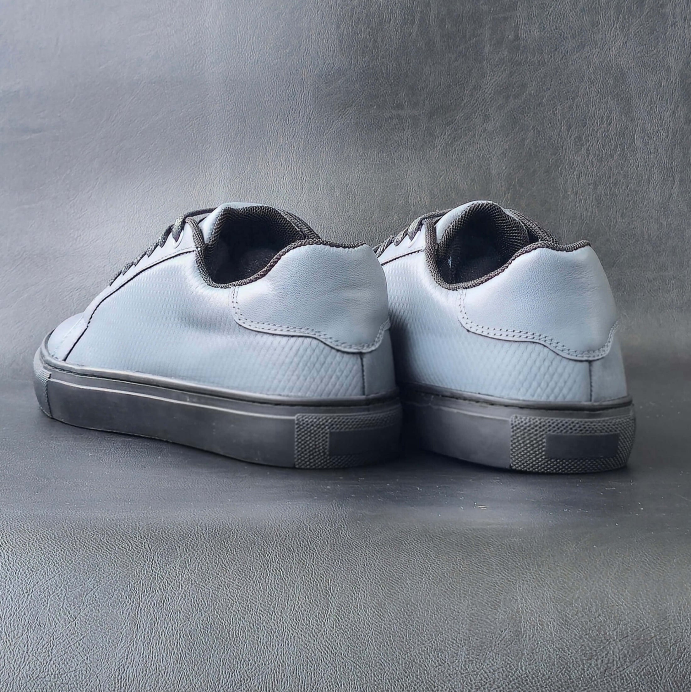 Sv Atlas cuero gris/negro.