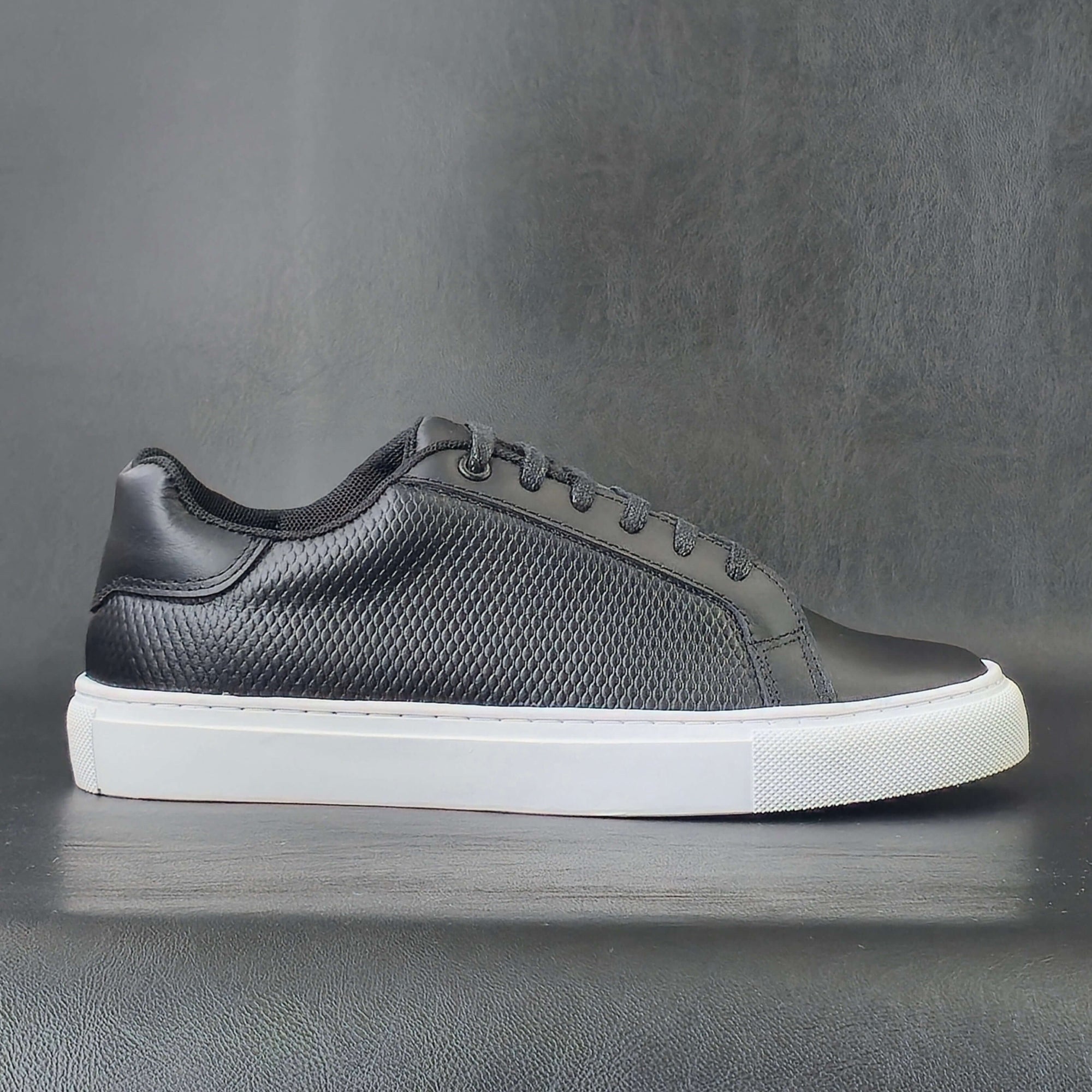 Sv Atlas cuero negro/blanco.