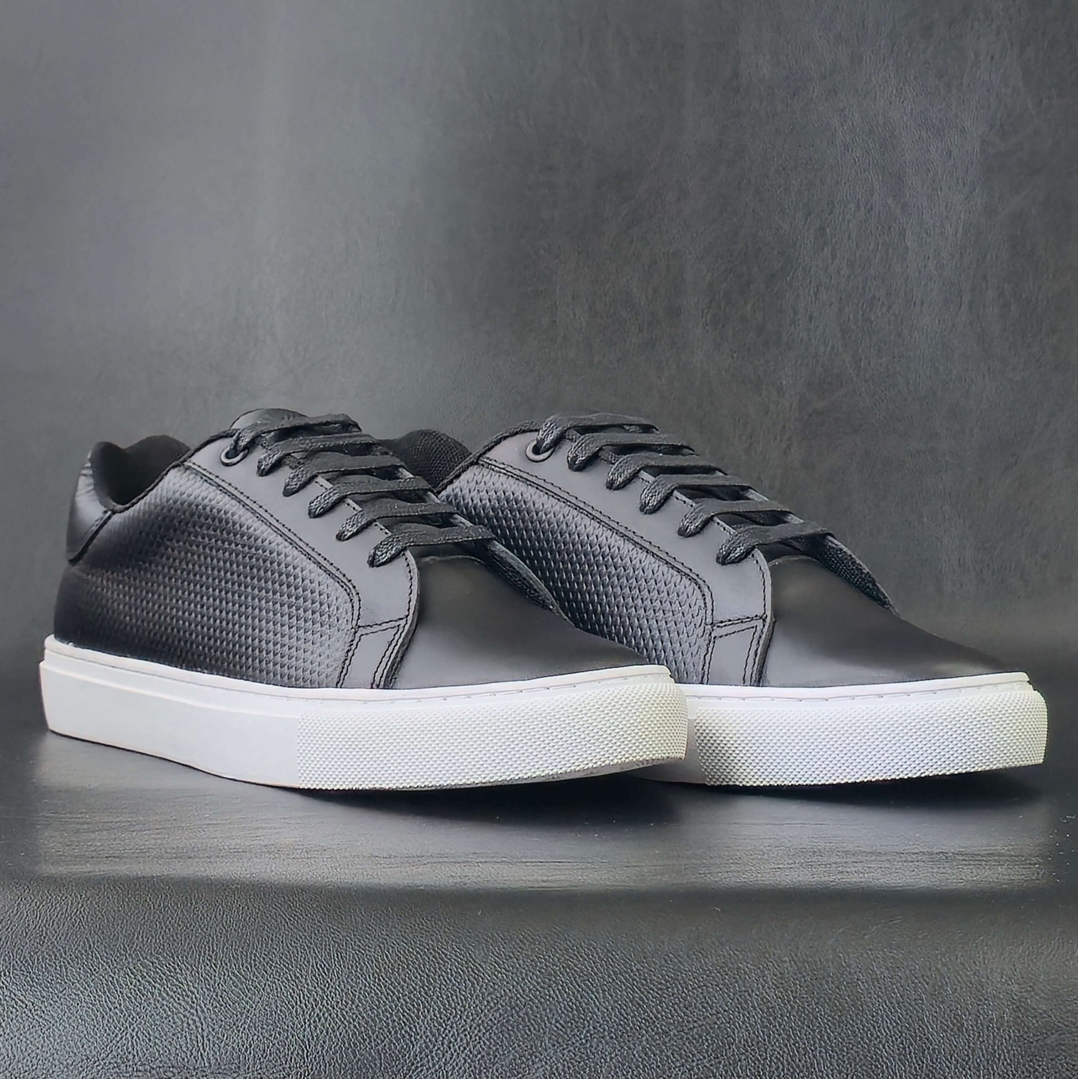 Sv Atlas cuero negro/blanco.