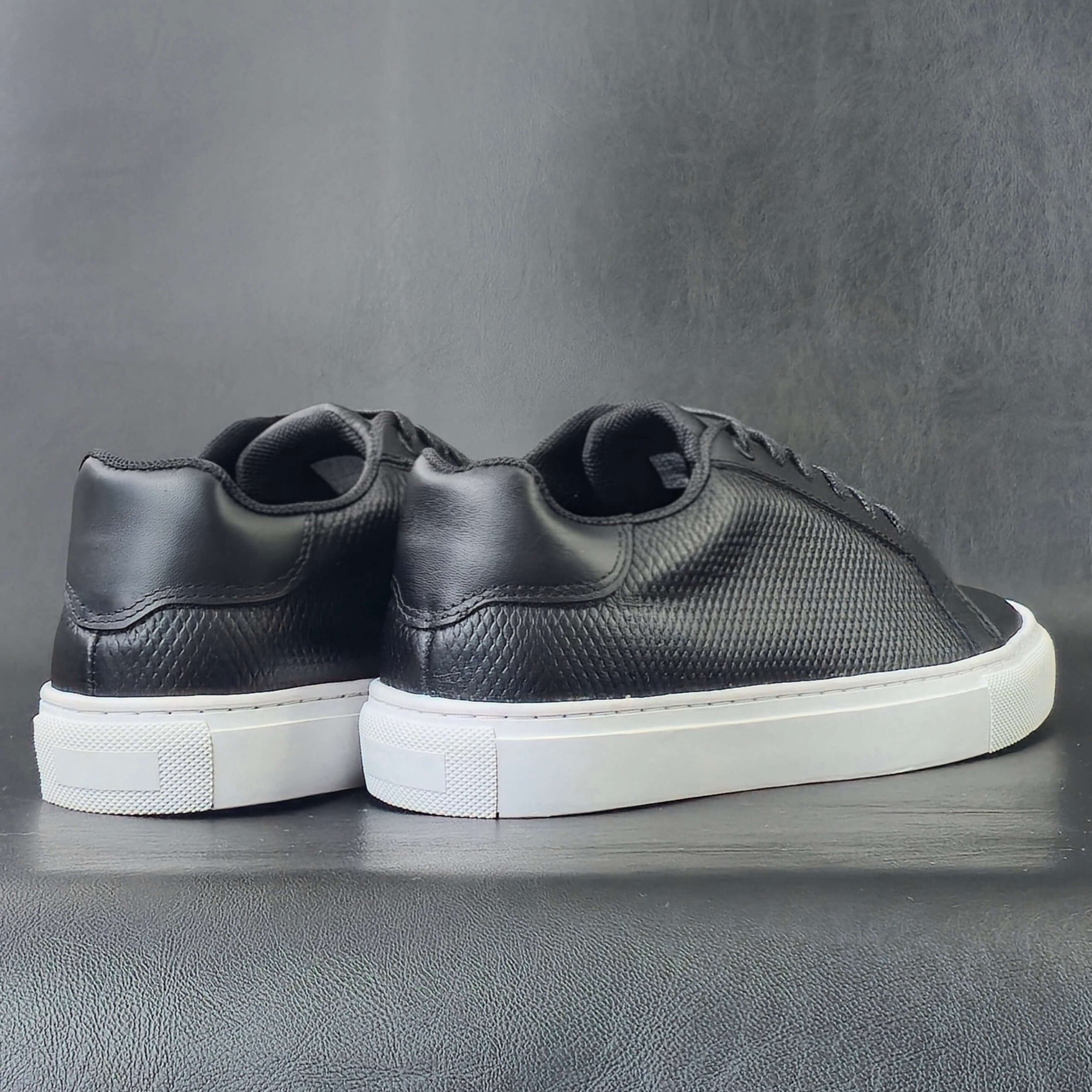 Sv Atlas cuero negro/blanco.