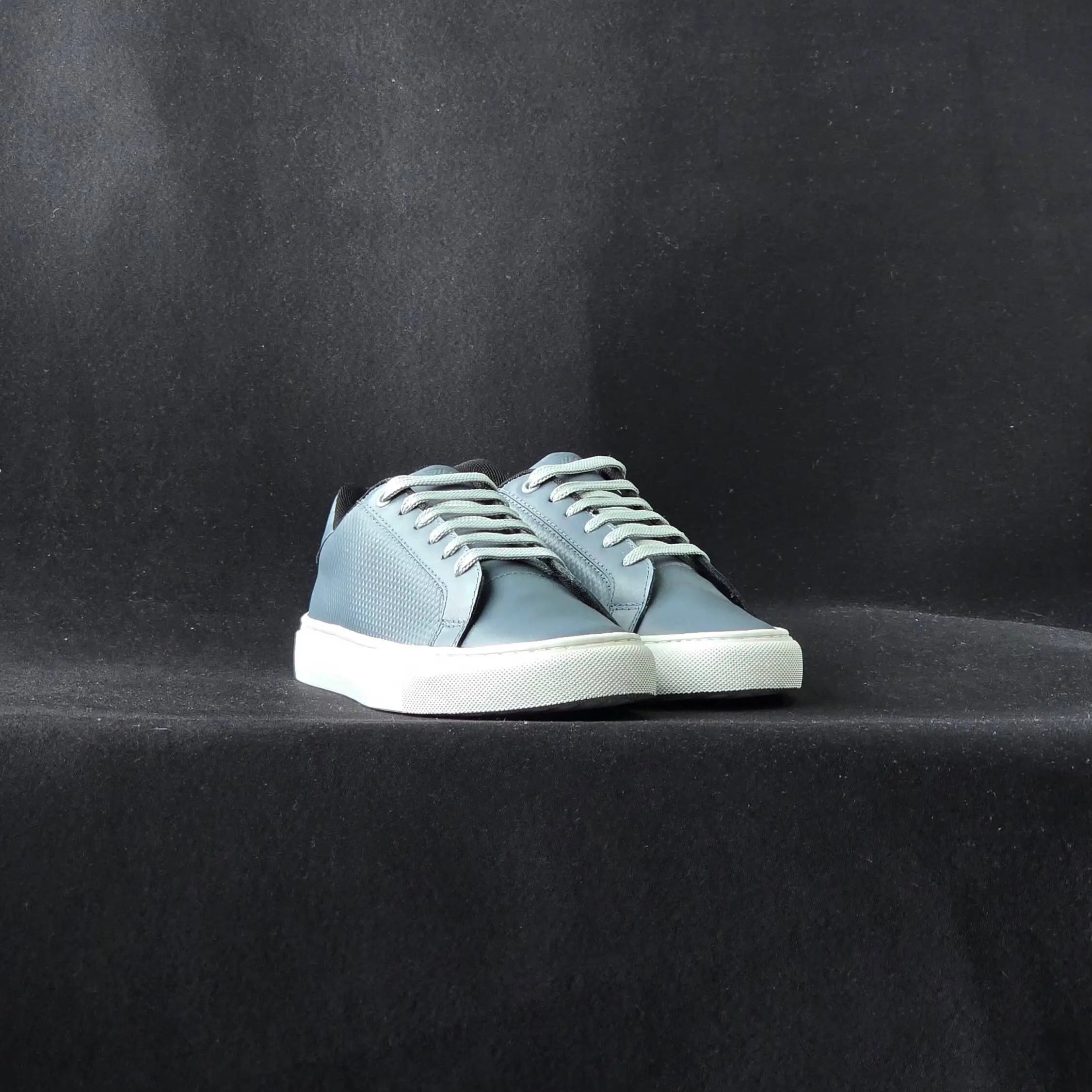 Sv Atlas cuero gris/blanco.